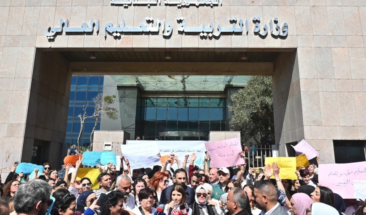 طالب المتعاقدون بتحسين أجر الساعة بنسبة لا تقل عن 70% من قيمتها قبل الأزمة (أرشيف)