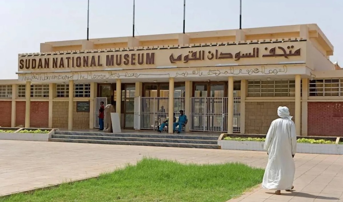 عمدت عناصر «الدعم السريع» إلى تدمير أجهزة الحاسوب التي توثّق القطع في المتحف، بهدف محو أي أثر لها (أ ف ب)