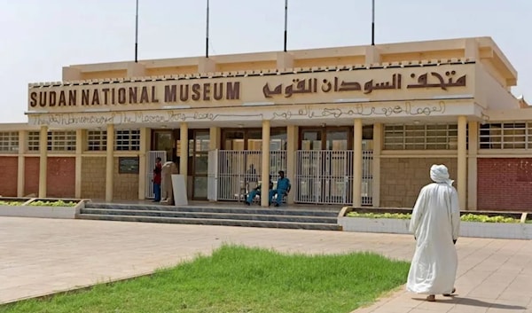 عمدت عناصر «الدعم السريع» إلى تدمير أجهزة الحاسوب التي توثّق القطع في المتحف، بهدف محو أي أثر لها (أ ف ب)