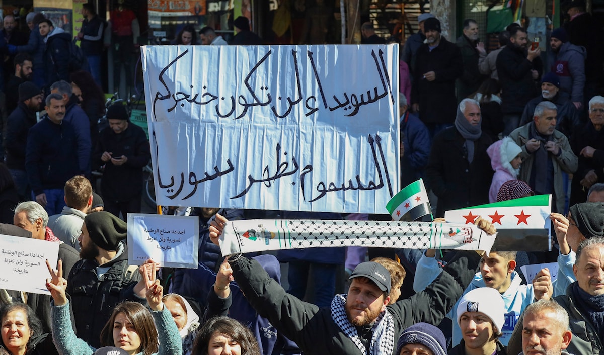 بدا لافتاً في الرسالة التي وقّع عليها شيخا العقل يوسف جربوع وحمود الحناوي، غياب توقيع الشيخ حكمت الهجري (أ ف ب)