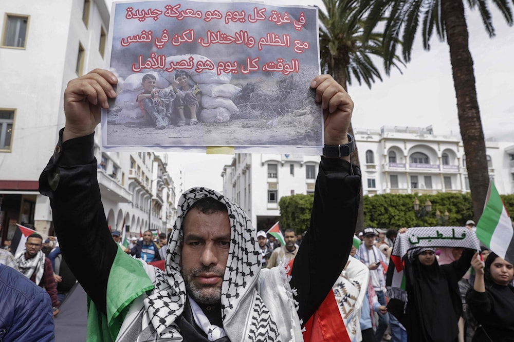 من تظاهرة نظمت اليوم في المغرب دعماً لغزة ورفضاً للتطبيع مع إسرائيل (أ ف ب )