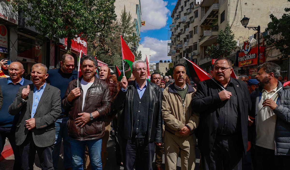 يشكّل تراجع ثقة الفلسطينيين بقيادتهم السياسية، وتحديداً عباس وفريقه، عاملاً إضافياً يعمّق من الأزمة الداخلية الفلسطينية (أ ف ب)