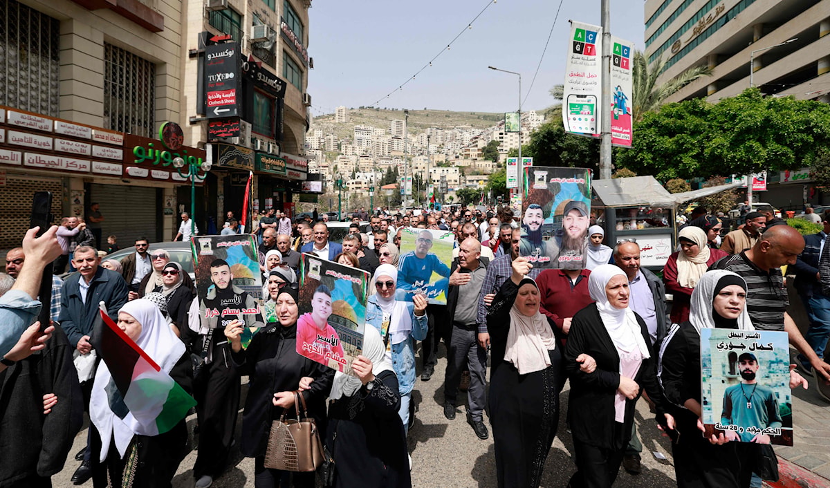طالب المتظاهرون بتحرّك السلطة الفلسطينية لدعم غزة (أ ف ب)