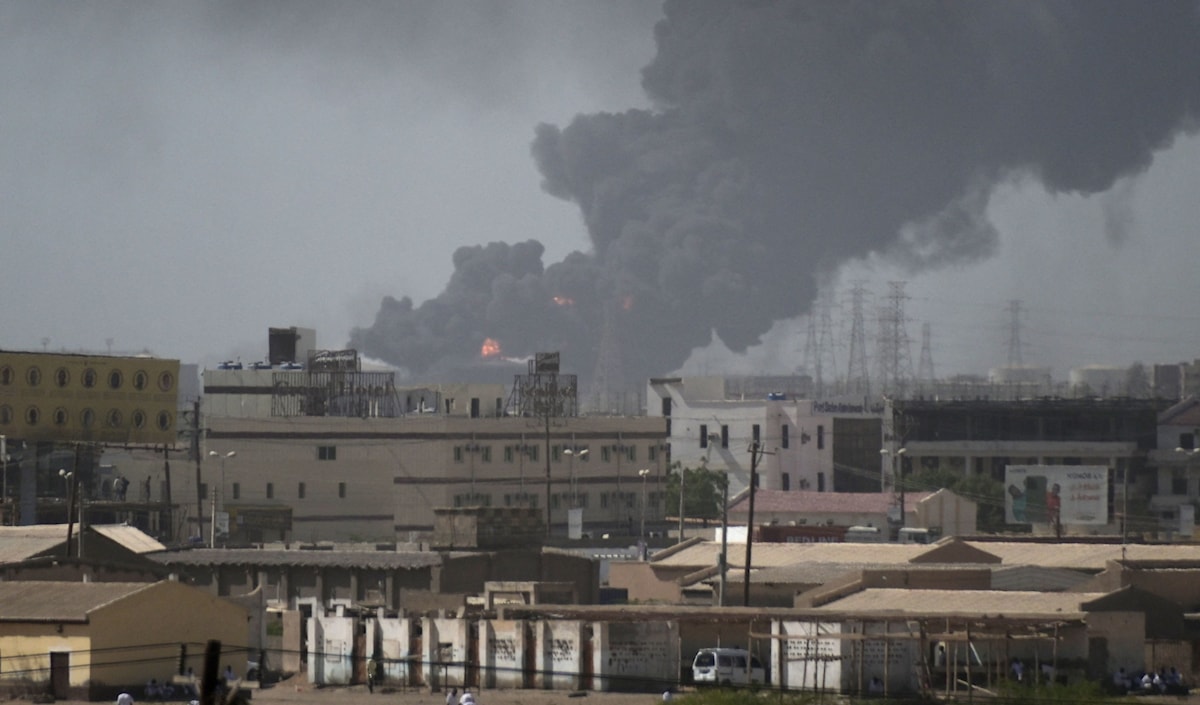 أسفر القصف المنسوب لـ«الدعم السريع» عن مقتل 33 شخصاً (أ ف ب)