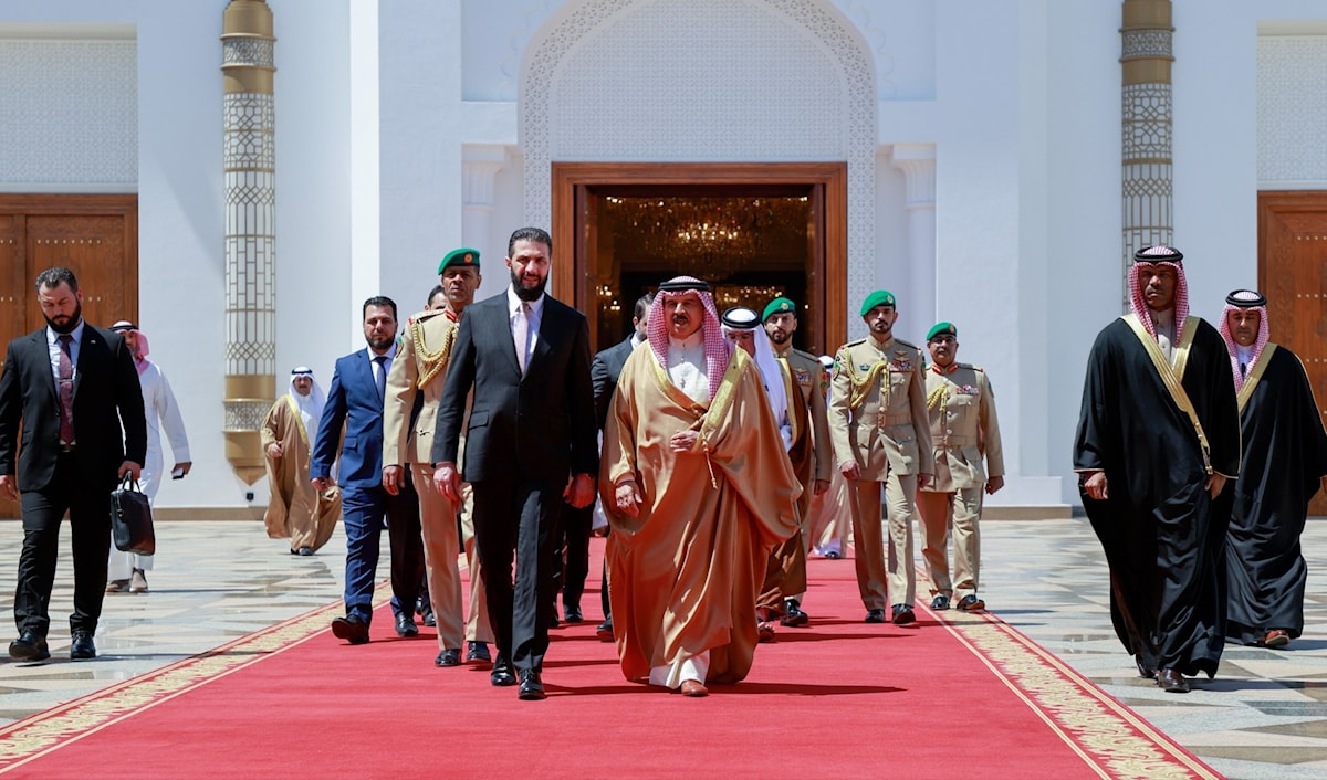 ملك البحرين حمد بن عيسى آل خليفة يستقبل الرئيس السوري الانتقالي أحمد الشرع (سانا)
