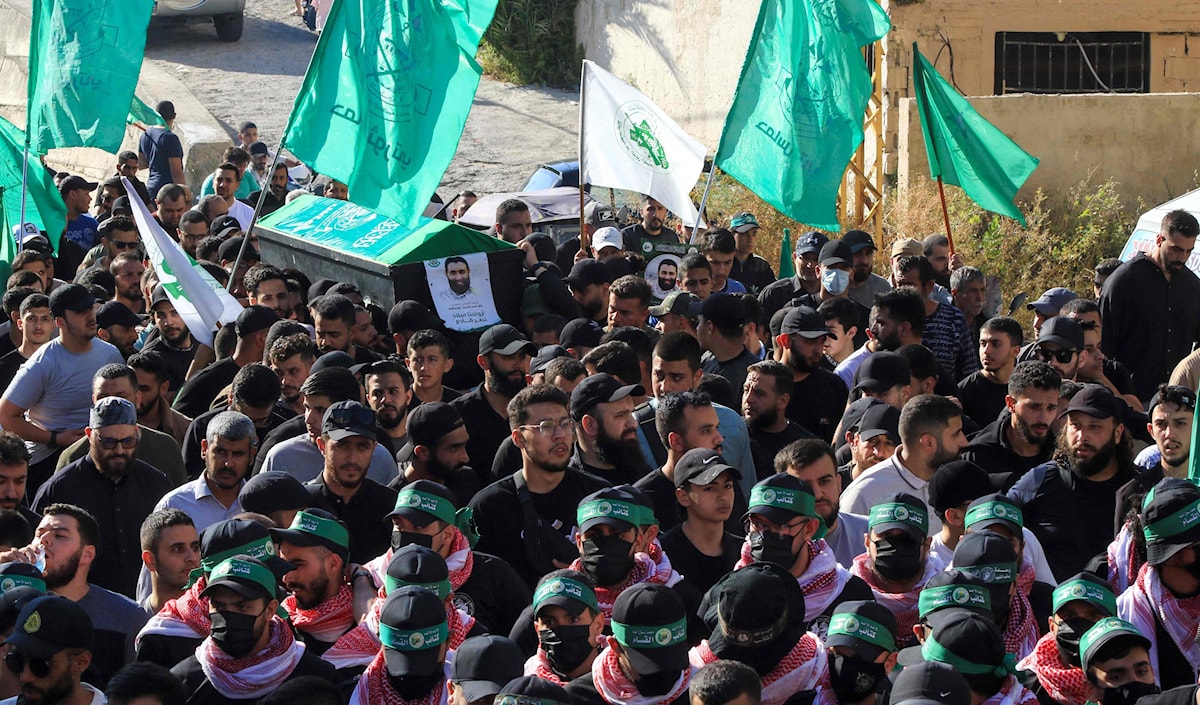 تشييع القيادي في «كتائب القسام» الشهيد خالد الأحمد الذي اغتاله العدو الإسرائيلي في مدينة صيدا الأسبوع الفائت (أ ف ب)