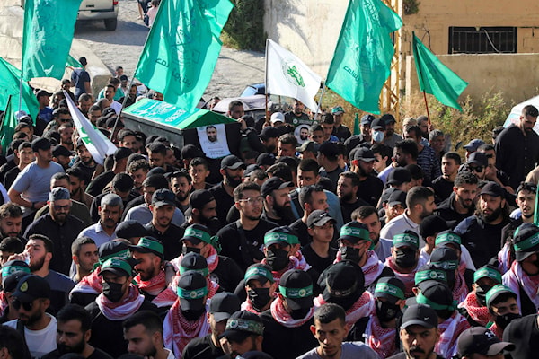 تشييع القيادي في «كتائب القسام» الشهيد خالد الأحمد الذي اغتاله العدو الإسرائيلي في مدينة صيدا الأسبوع الفائت (أ ف ب)