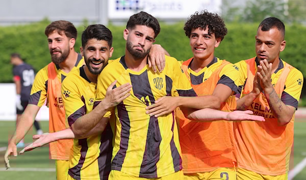 كان نجم العهد حسين عز الدين (11) بطل المباراة بتسجيله ثنائية في مرمى الأنصار (طلال سلمان)