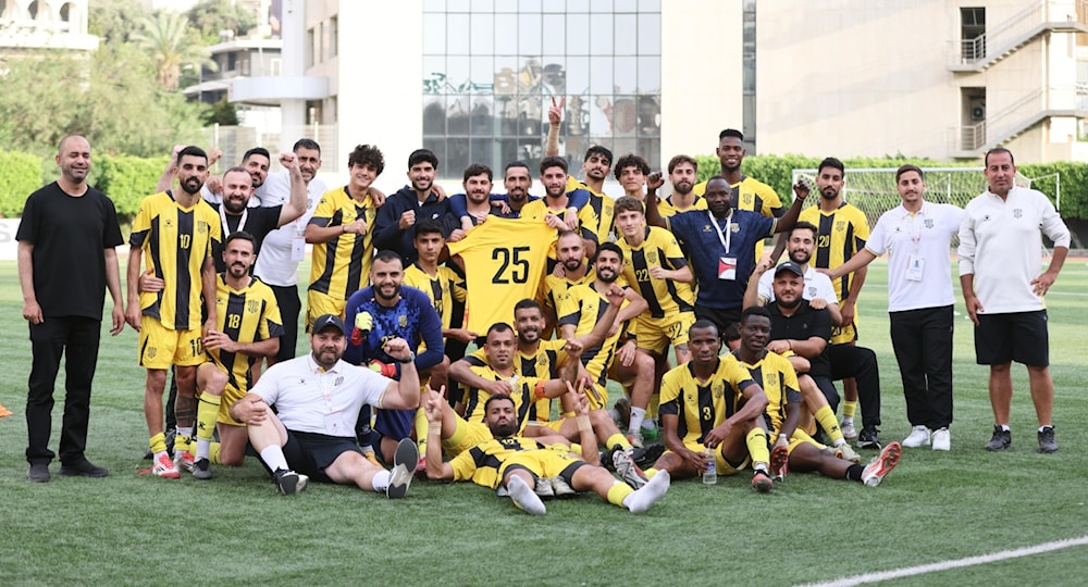 احتفل لاعبو العهد بعد المباراة، رافعين قميص لاعبهم الراحل حسين قدوح الذي قضى بحادث سير قبل أسبوعين (حسن بحسون)