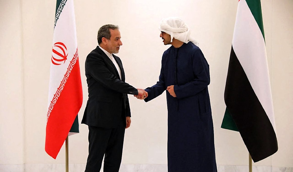 وزير خارجية إيران، عباس عراقجي في أبو ظبي، مصحافحاً نظيره الإماراتي، عبدالله بن زايد (أ ف ب)