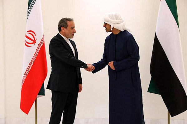 وزير خارجية إيران، عباس عراقجي في أبو ظبي، مصحافحاً نظيره الإماراتي، عبدالله بن زايد (أ ف ب)