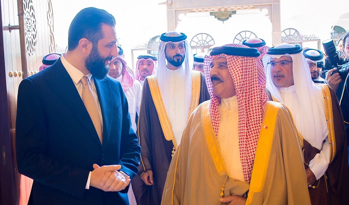 الشرع مع ملك البحرين خلال زيارته إلى المنامة (أ ف ب)