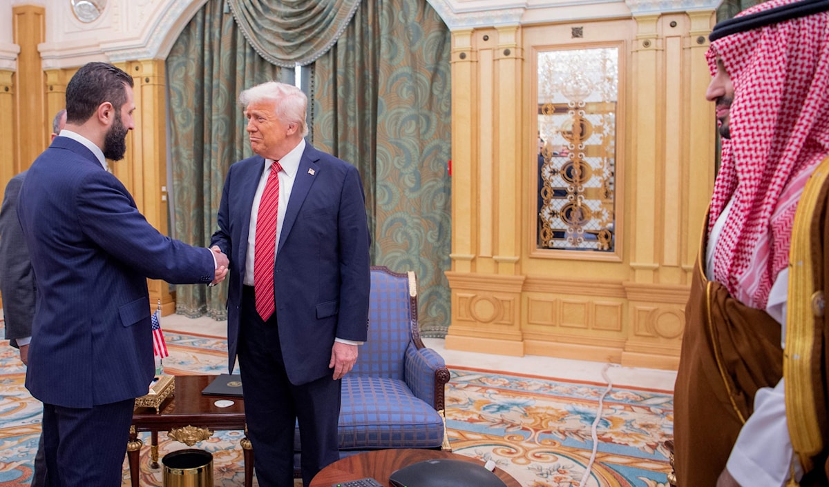 ذكرت وسائل إعلام أن اللقاء بين الشرع وترامب استمر نحو 33 دقيقة (من الويب)