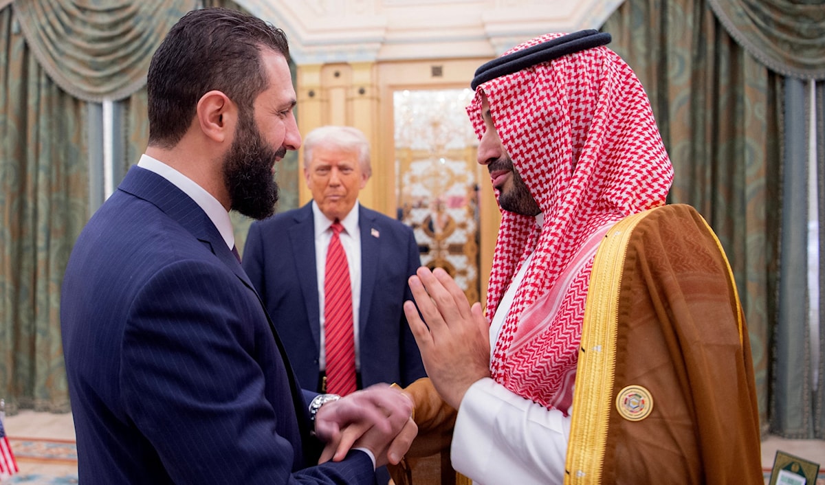 أعرب الشرع عن التزام سوريا بـ«تعزيز المناخ الاستثماري » (أ ف  ب)