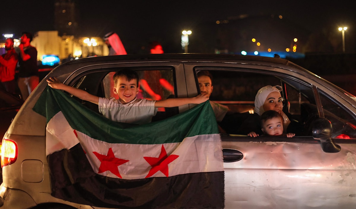 حاجة السوريين خلال السنوات الماضية تفسر مسارعتهم إلى الشوارع بعد إعلان ترامب (أ ف ب)