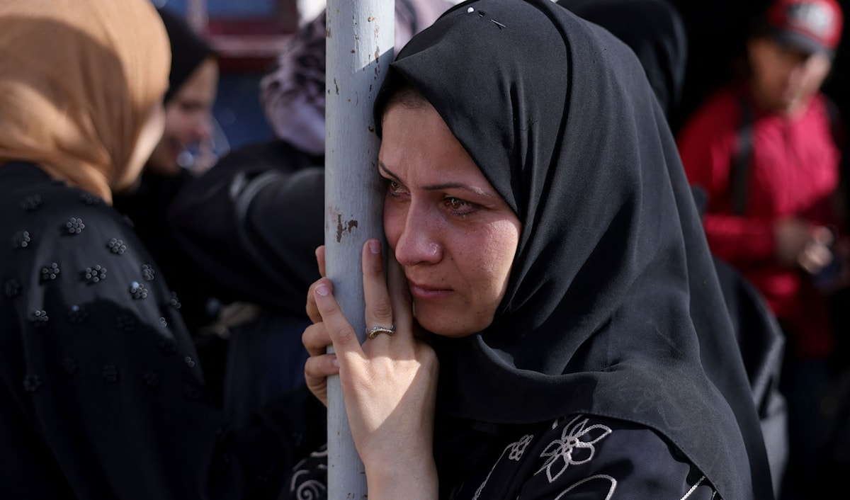 فلسطينية تبكي شهداء من أقاربها، في باحة المستشفى "الإندونيسي" في جباليا شمال القطاع (أ ف ب)
