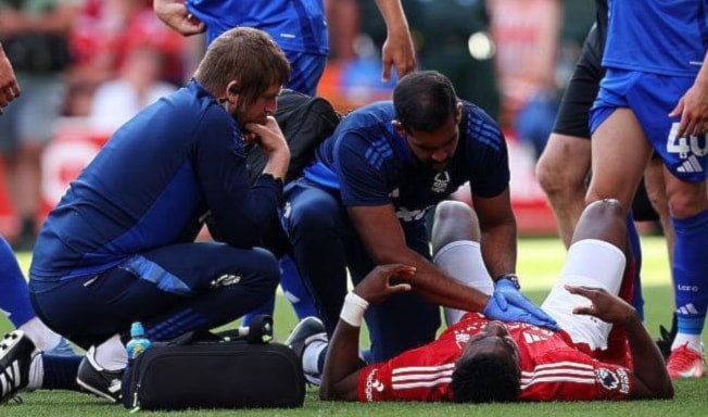 نُقل اللاعب الإثنين إلى المستشفى بعد تعرضه لإصابةٍ خطيرةٍ خلال تعادل فريقه مع ليستر سيتي.