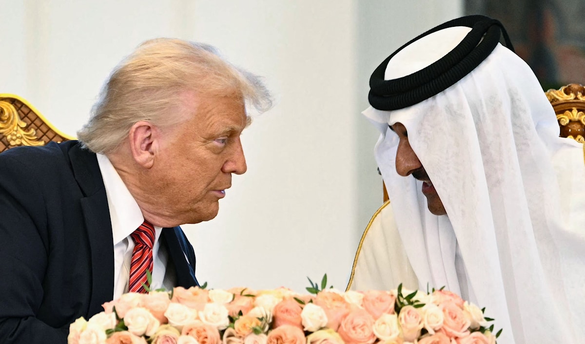 «رجل الصفقات» يزيد «غلّته» بالأموال القطرية