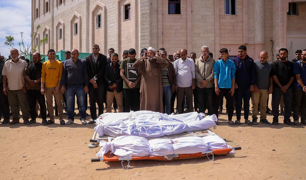 أفادت وسائل إعلام فلسطينية باستشهاد 121 شخصاً، على الأقل، وإصابة العشرات (أ ف ب)