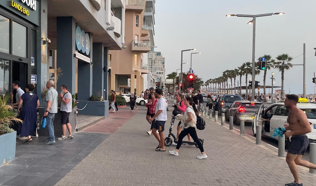 إسرائيليون في تل أبيب يهرعون إلى الملاجئ بعد إطلاق صاروخ يمني (أ ف ب)