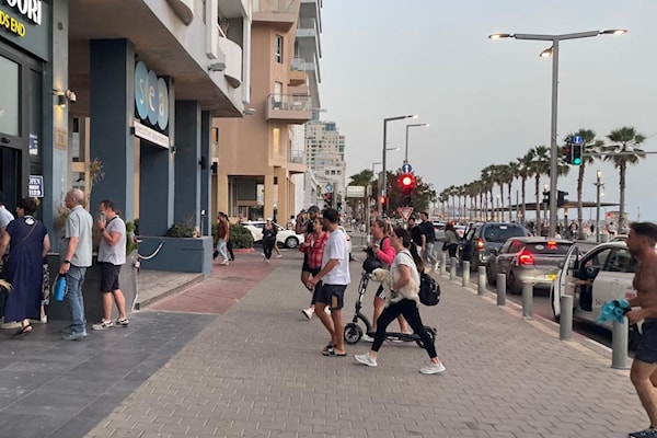 إسرائيليون في تل أبيب يهرعون إلى الملاجئ بعد إطلاق صاروخ يمني (أ ف ب)
