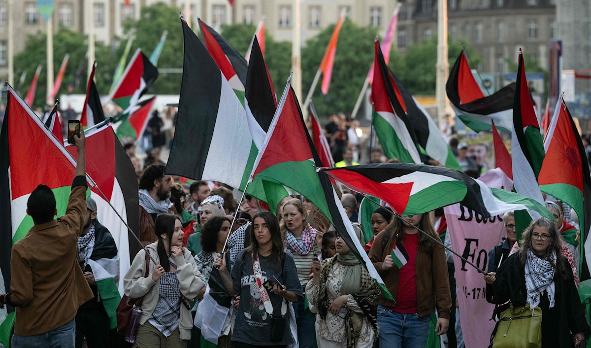 مظاهرة في سويسرا دعماً للشعب الفلسطيني (أ ف ب)