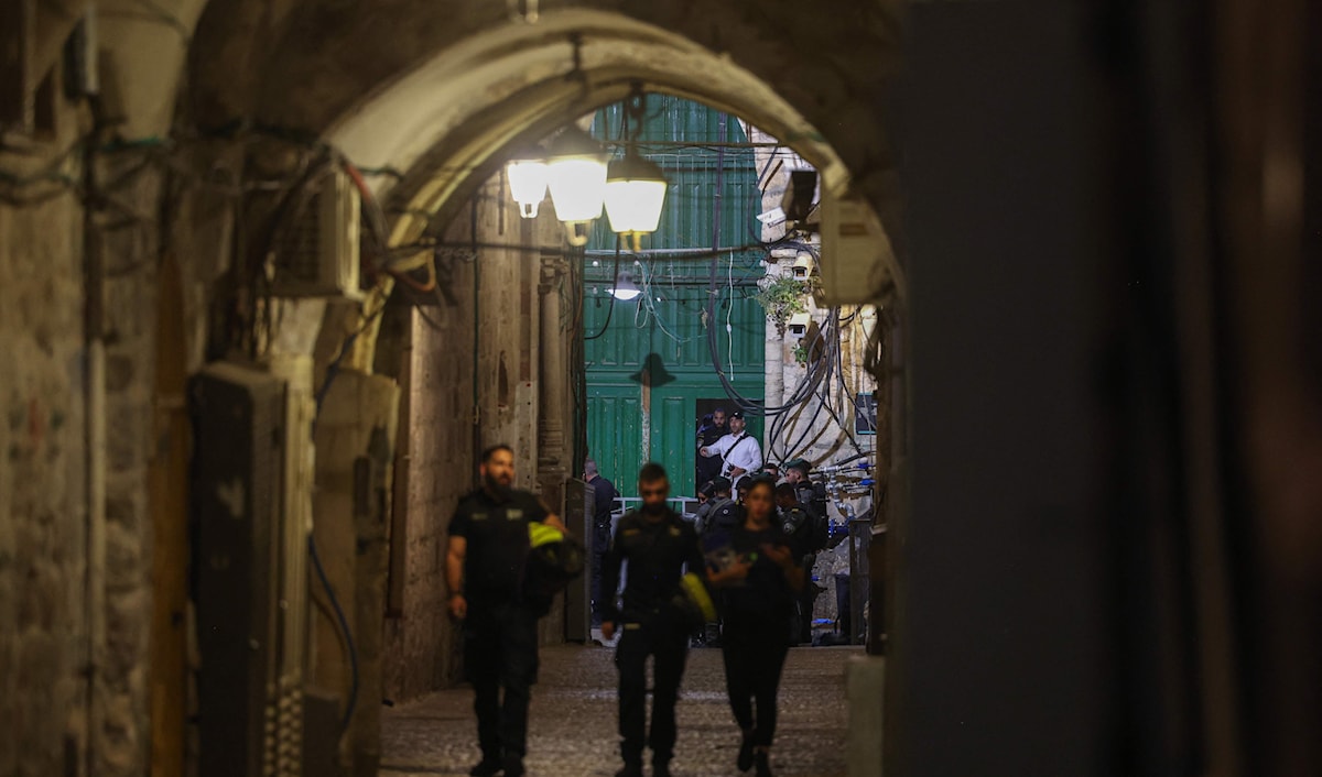 أعلنت «إذاعة الجيش الإسرائيلي» أن الشرطة أطلقت النار على فلسطيني في القدس عقب الاشتباه بمحاولة تنفيذه عملية طعن (أ ف ب)