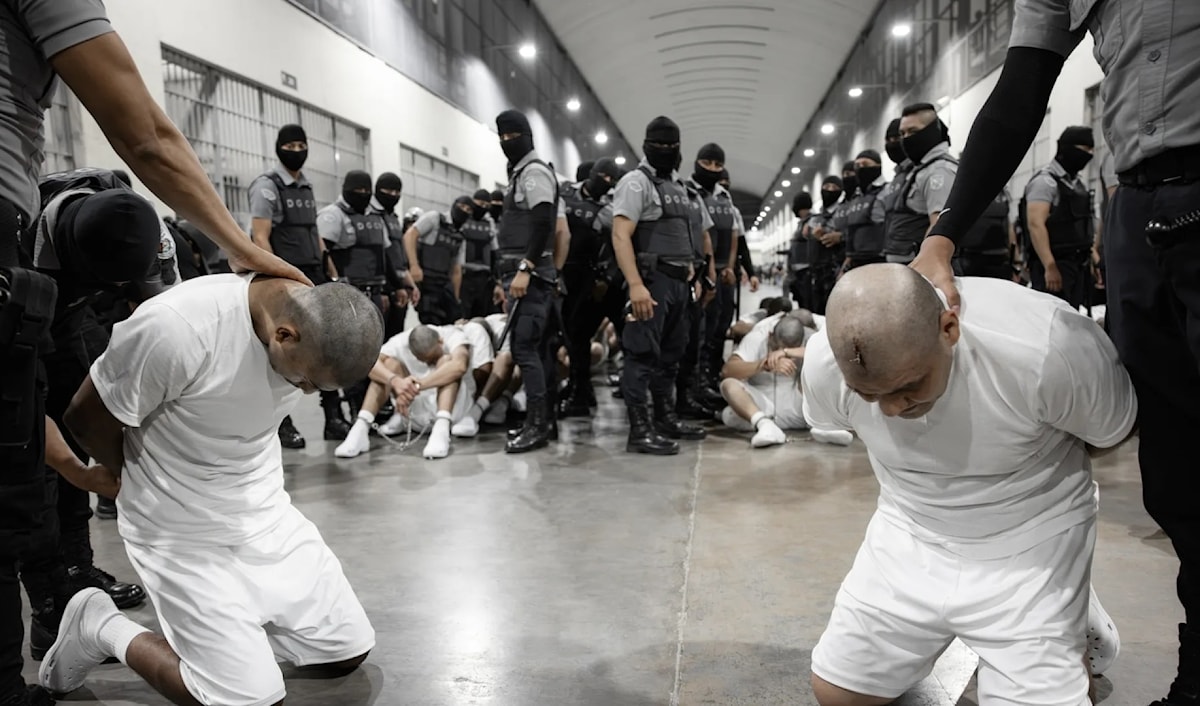 قال محامو 252 مهاجراً فنزويلياً طردتهم الحكومة الأميركية إن موكليهم يتعرضون لـ«التعذيب» (رئاسة السلفادور)