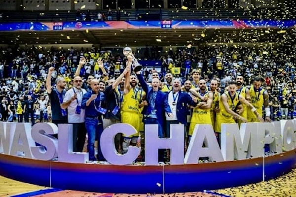 احتفال لاعبي الرياضي باللقب (طلال سلمان)