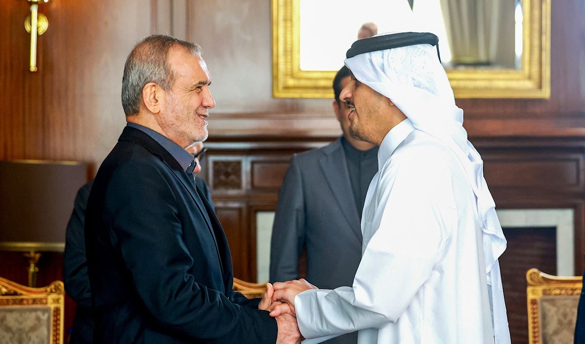 التقى الرئيس الإيراني مسعود بزشكيان رئيس وزراء ووزير خارجية قطر محمد بن عبد الرحمن آل ثاني (أ ف ب)