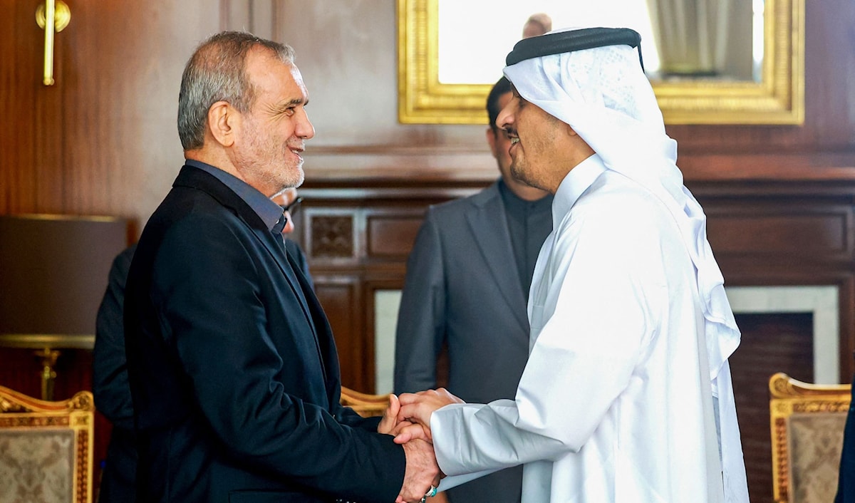 الرئيس الإيراني، مسعود بزشكيان، مستقبلاً رئيس وزراء قطر، محمد بن عبد الرحمن آل ثاني، في طهران، أول من أمس (أ ف ب)