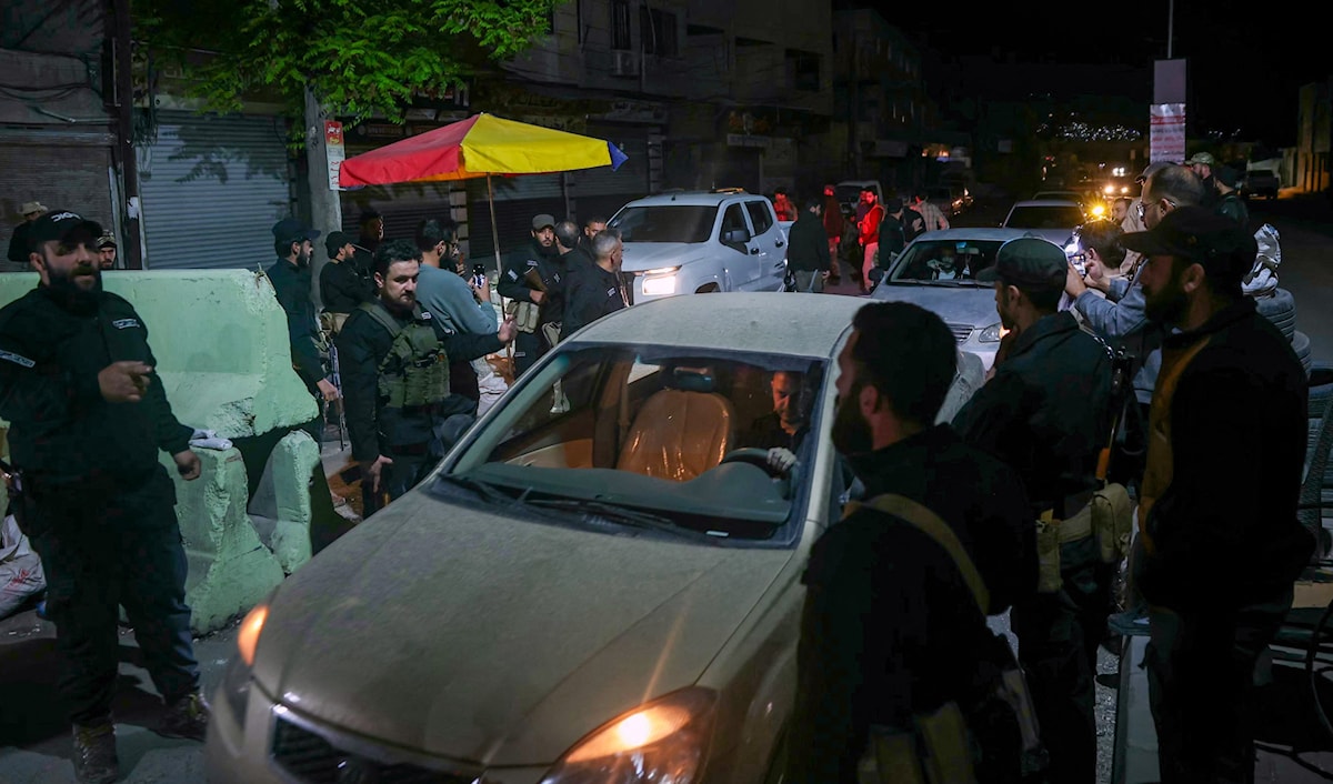 عناصر من "الأمن العام" يفتشون سيارة على مدخل جرمانا في ريف دمشق (أ ف ب)