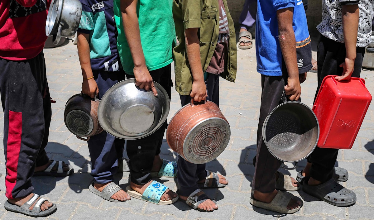 تقول سندس منذ عام ونصف العام و«نحن نبحث عن وسائل آمنة وغير مكلفة لطهو الطعام» (أ ف ب)