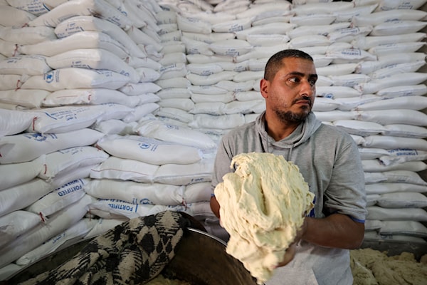 عادت بعض الأفران إلى العمل بعد دخول كميات قليلة من الدقيق إلى قطاع غزة (أ ف ب)