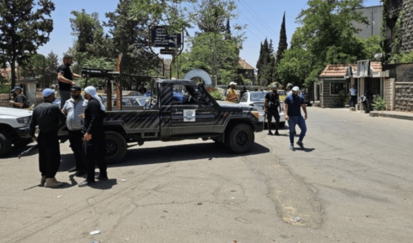 انتشار الفصائل المحلية أمام فرع الأمن الجنائي في السويداء (السويداء 24)