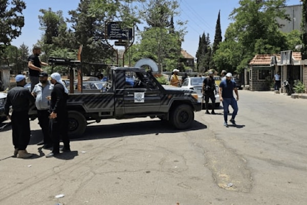 انتشار الفصائل المحلية أمام فرع الأمن الجنائي في السويداء (السويداء 24)