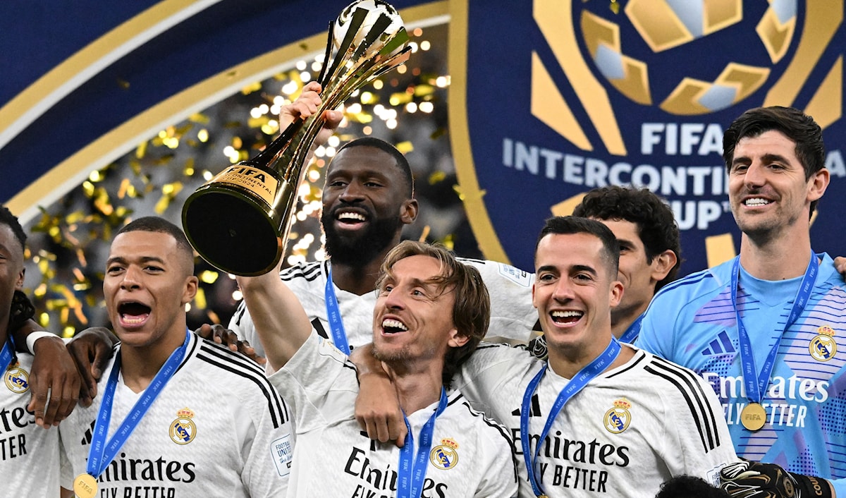 دافع مودريتش عن ألوان ريال مدريد منذ عام 2012 حين قدم إليه من توتنهام الإنكليزي (أ ف ب)