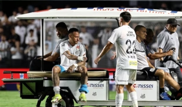 عاد النجم البرازيلي نيمار إلى الملاعب بعد غيابٍ لخمسة أسابيع بسبب الإصابة.