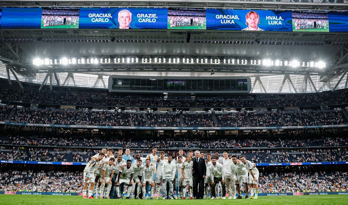 كرّمَ مشجعو ريال مدريد مودريتش وأنشيلوتي، اللذين سيغادران النادي بعد أن فازا معه بجميع الألقاب الممكنة.