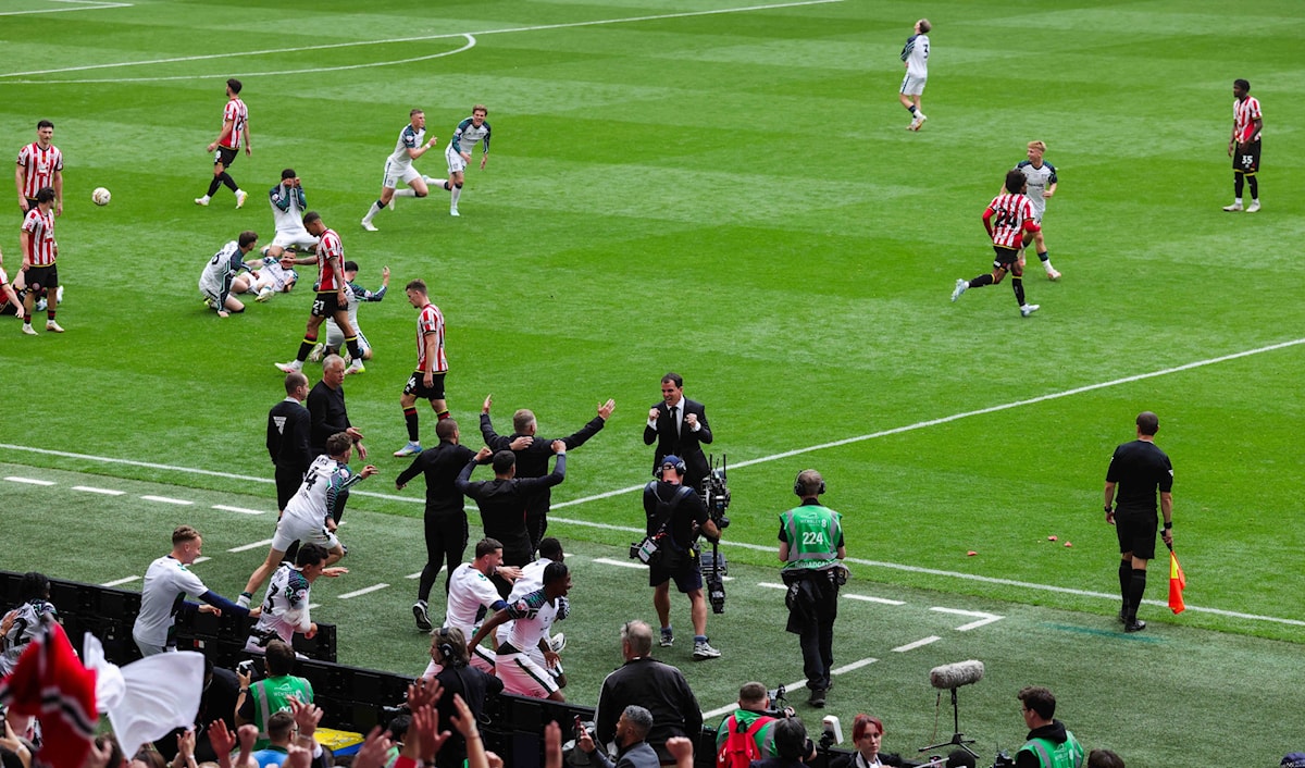 فازَ سندرلاند 2-1 على شيفيلد يونايتد في نهائي ملحق الصعود بفضل هدفٍ قاتلٍ في الوقت بدلاً عن الضائع.