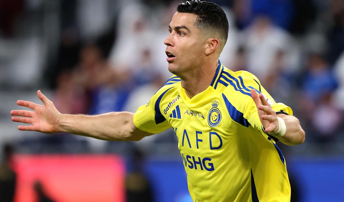 ألمحَ رونالدو الإثنين إلى إمكانية رحيله عن النصر.