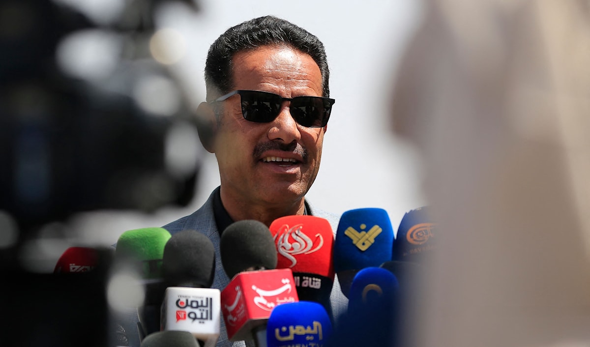 مدير مطار صنعاء، خالد الشايف، يتحدث خلال مؤتمر صحافي، أمس (أ ف ب)