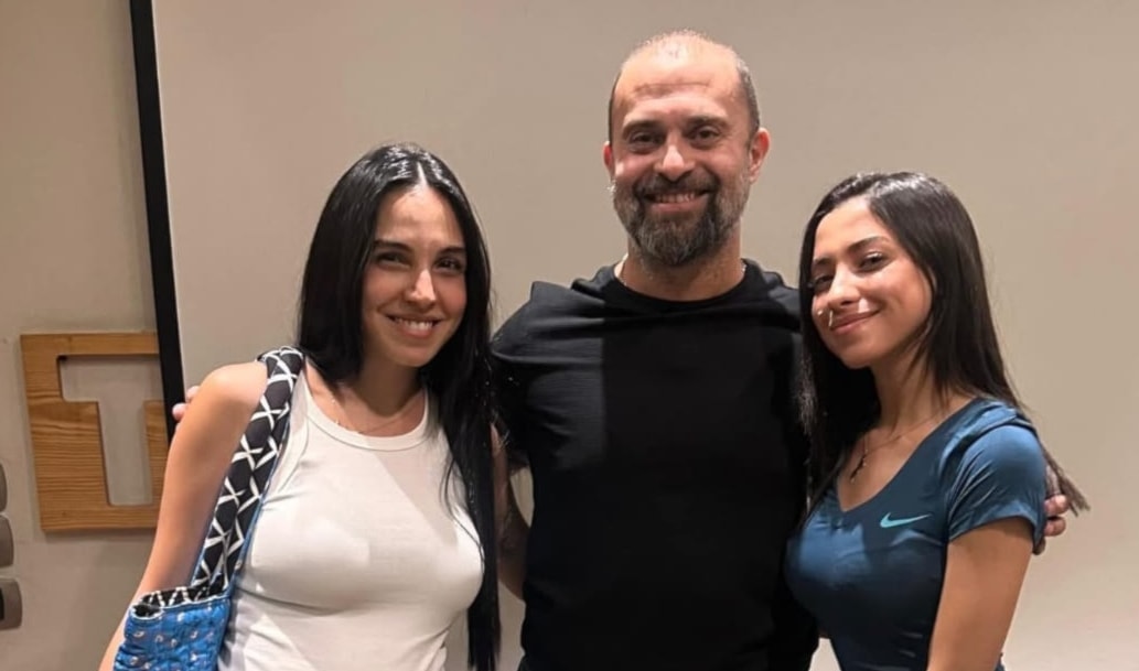 محمد صادق متوسّطاً جيسيكا حسام الدين وسلمى أبو ضيف.