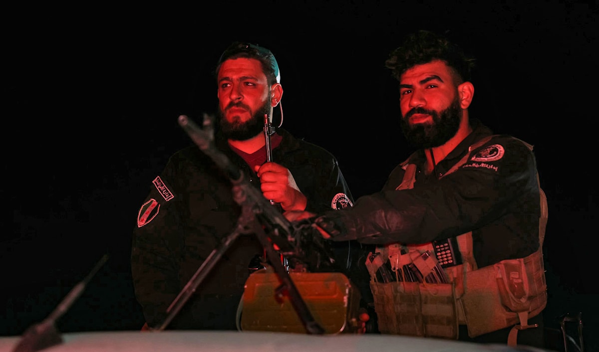 نقطة تفتيش للأمن السوري عند مدخل جرمانا في ريف دمشق (أ ف ب)