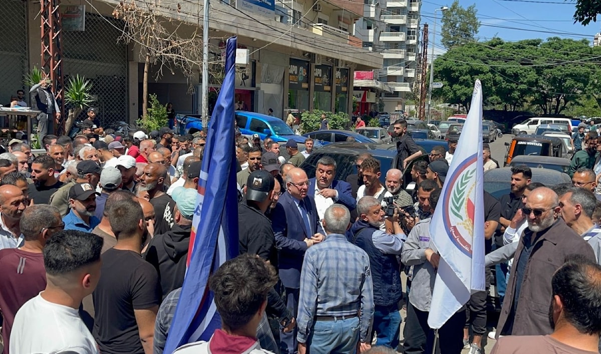 وزير العمل محمد حيدر خلال زيارته إلى مدينة طرابلس (الأخبار)