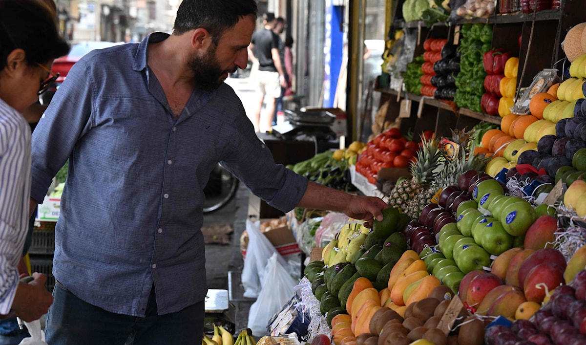لا تغطّي الرواتب الحالية أكثر من 20% من نفقات الأسرة (أ ف ب)