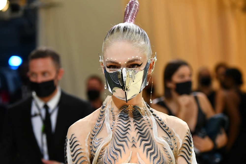 سمحت المغنية الكندية Grimes باستخدام صوتها لتوليد أغنيات بواسطة الذكاء الاصطناعي 