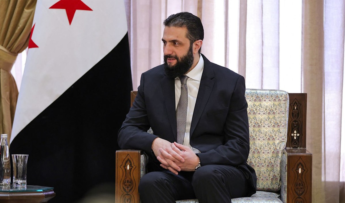 رفض الشرع الحديث عن التطبيع الفوري مع إسرائيل (أ ف ب)