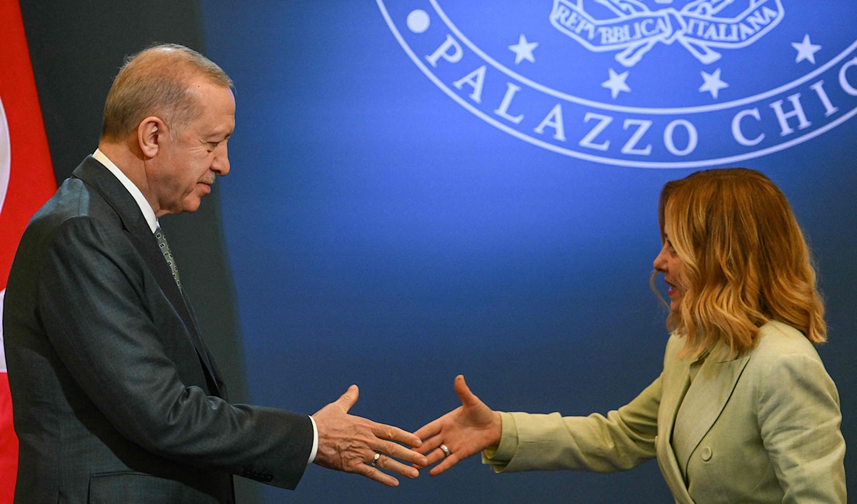 إردوغان خلال لقاء في روما مع رئيسة وزراء إيطاليا، جيورجيا ميلوني (أ ف ب)