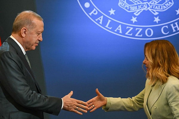 إردوغان خلال لقاء في روما مع رئيسة وزراء إيطاليا، جيورجيا ميلوني (أ ف ب)